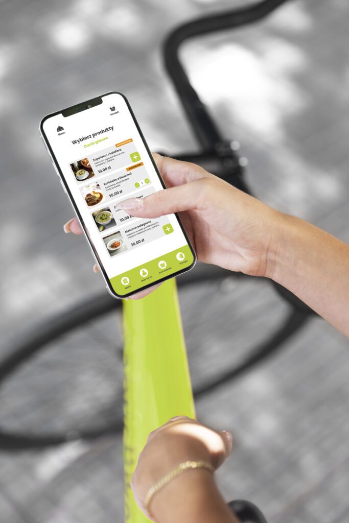 zblizenie-dloni-trzymajacej-smartfona-ze-zdjeciem-jedzenia kopia